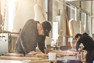 Le menuisier utilise d’abord le bois. En effet, ce matériau reste historique. Ensuite, il emploie le PVC pour certains ouvrages