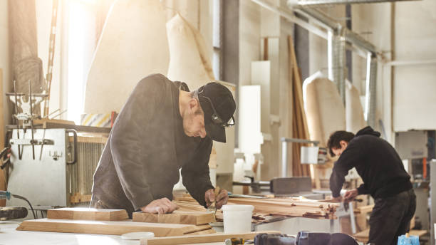 Le menuisier utilise d’abord le bois. En effet, ce matériau reste historique. Ensuite, il emploie le PVC pour certains ouvrages