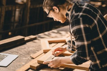 Un menuisier travaille le bois avec précision et savoir-faire. De plus, il connaît les techniques traditionnelles. En effet,