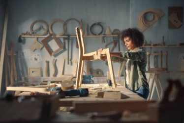 Un menuisier travaille principalement le bois pour créer des éléments pratiques et esthétiques. Ensuite, il réalise des portes, fenêtres,