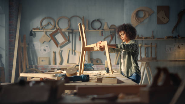 Un menuisier travaille principalement le bois pour créer des éléments pratiques et esthétiques. Ensuite, il réalise des portes, fenêtres,