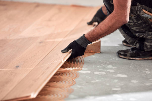 Un menuisier conçoit et installe des placards intégrés avec précision. En effet, il maîtrise parfaitement les techniques du bois.