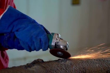 Un menuisier est un artisan qualifié dans le travail du bois. Ainsi, il maîtrise les techniques de coupe et d’assemblage. De plus,