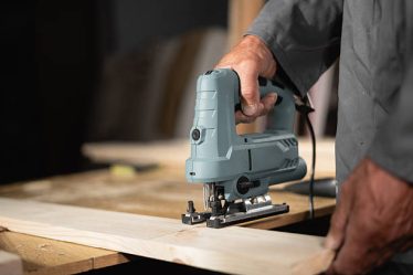Un menuisier commence toujours par marquer ses repères avec précision. En effet, il utilise le mètre ruban, l’équerre de menuisier,