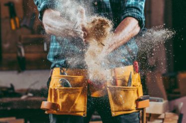 Un menuisier conçoit et fabrique des ouvrages en bois. Ensuite, il installe ces réalisations dans les maisons. Ainsi,