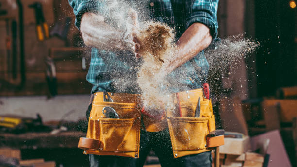 Un menuisier conçoit et fabrique des ouvrages en bois. Ensuite, il installe ces réalisations dans les maisons. Ainsi,
