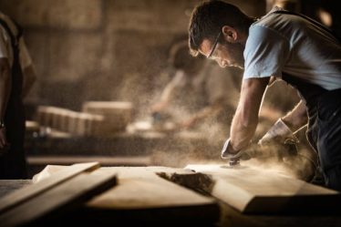 Un menuisier maîtrise parfaitement le travail du bois. En effet, il sait mesurer, découper et assembler avec précision. De plus,