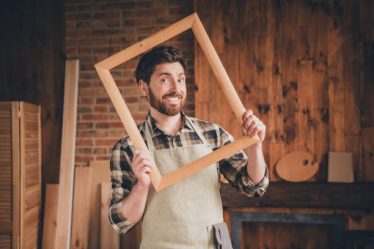 Un menuisier intervient souvent lors d’un chantier de rénovation. En effet, il possède des compétences polyvalentes. Ainsi,