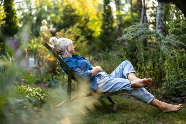 Un paysagiste crée et façonne les espaces verts. En effet, il conçoit des jardins harmonieux et fonctionnels. Ensuite,