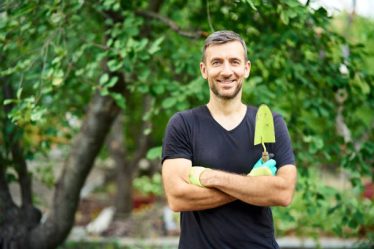 Un paysagiste ne se limite pas aux jardins privés. En effet, il intervient aussi dans le milieu professionnel. D’abord, il conçoit,