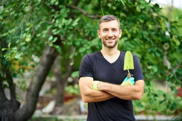 Un paysagiste ne se limite pas aux jardins privés. En effet, il intervient aussi dans le milieu professionnel. D’abord, il conçoit,