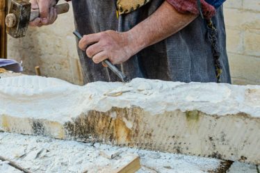 Un tailleur de pierre façonne la matière brute pour créer des œuvres uniques. En effet, il sculpte, polit et assemble des blocs