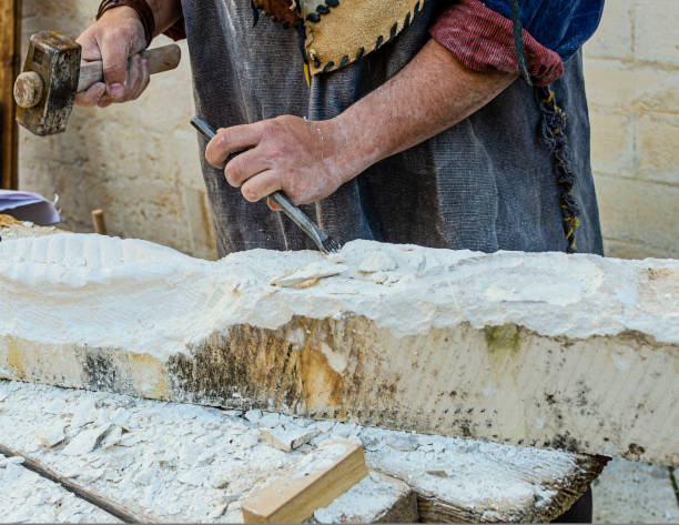 Un tailleur de pierre façonne la matière brute pour créer des œuvres uniques. En effet, il sculpte, polit et assemble des blocs