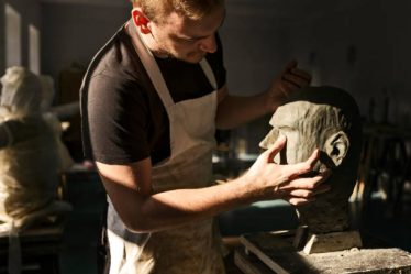 Un tailleur de pierre façonne la pierre naturelle avec précision et passion. En effet, il travaille des matériaux nobles comme