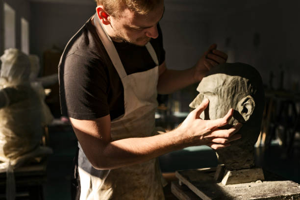 Un tailleur de pierre façonne la pierre naturelle avec précision et passion. En effet, il travaille des matériaux nobles comme