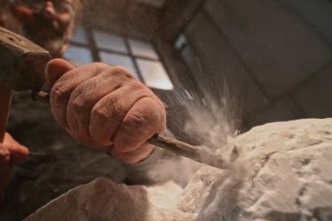 Un tailleur de pierre façonne la matière brute avec précision. En effet, il sculpte, polit et assemble des blocs de pierre naturelle.