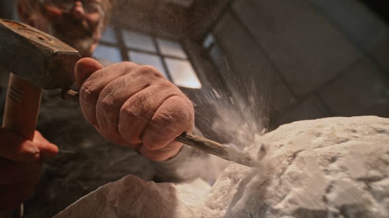 Un tailleur de pierre façonne la matière brute avec précision. En effet, il sculpte, polit et assemble des blocs de pierre naturelle.