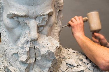 Le tailleur de pierre exerce un métier artisanal d’une grande précision. En effet, il façonne la pierre pour créer ou restaurer des bâtiments.