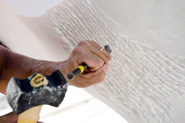 Un tailleur de pierre possède un savoir-faire unique transmis depuis des siècles. En effet, il sculpte la matière avec précision