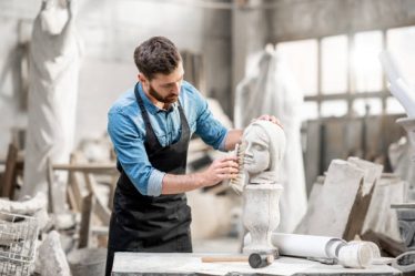 Un tailleur de pierre possède un savoir-faire artisanal exceptionnel. En effet, il maîtrise les techniques anciennes de la taille
