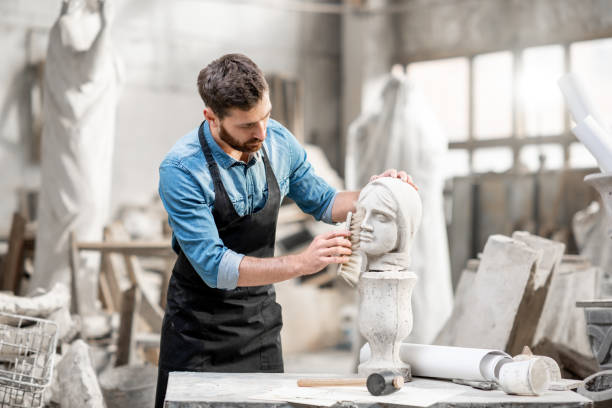 Un tailleur de pierre possède un savoir-faire artisanal exceptionnel. En effet, il maîtrise les techniques anciennes de la taille