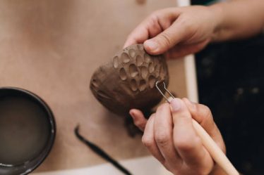 Le tailleur de pierre utilise depuis des siècles des outils spécifiques et précis. En effet, il manie le marteau, le ciseau et la massette
