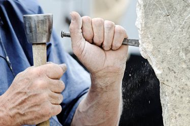 Le tailleur de pierre façonne la matière brute pour créer des ouvrages durables. En effet, il sculpte, polit et assemble les pierres