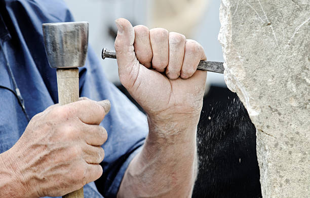 Le tailleur de pierre façonne la matière brute pour créer des ouvrages durables. En effet, il sculpte, polit et assemble les pierres