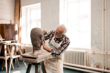 Un tailleur de pierre façonne, restaure et assemble les blocs de pierre naturelle. En effet, son travail exige une grande précision.