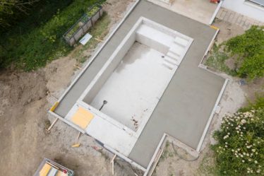 Un constructeur de piscines peut tout à fait proposer une piscine enterrée. De plus, il possède les compétences techniques