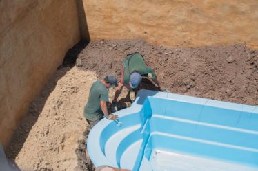 Un constructeur de piscines peut poser un volet automatique s’il possède les compétences nécessaires. Ainsi, il maîtrise l’installation