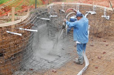 Un constructeur de piscines possède les compétences nécessaires pour rénover une piscine existante. En effet, il maîtrise toutes