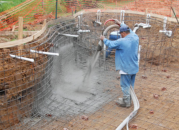 Un constructeur de piscines possède les compétences nécessaires pour rénover une piscine existante. En effet, il maîtrise toutes
