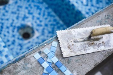 Un constructeur de piscines conseille d’utiliser des produits adaptés à l’eau. Ainsi, il recommande des désinfectants fiables.