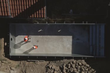 Un constructeur de piscines conçoit et installe des bassins adaptés aux besoins du client. Ainsi, il réalise le terrassement, la structure,