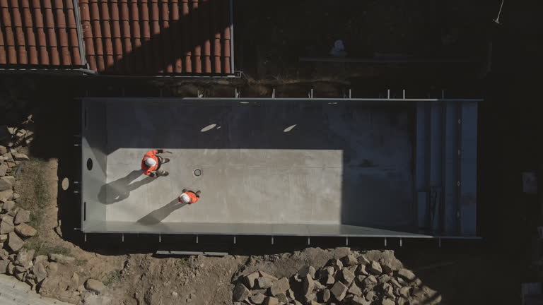 Un constructeur de piscines conçoit et installe des bassins adaptés aux besoins du client. Ainsi, il réalise le terrassement, la structure,