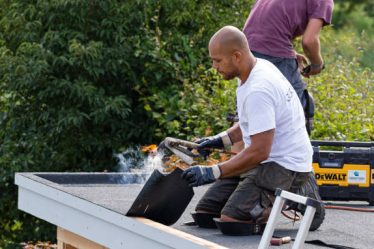 Un couvreur ardoisier assure une protection contractuelle essentielle pour chaque toiture installée. De plus, il garantit la conformité