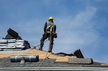 Un chantier mené par un couvreur ardoisier demande du temps précis selon la surface et la complexité. Ensuite, un toit simple