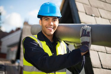 Un couvreur ardoisier intervient sur les toitures en ardoises et conseille les clients. Ensuite, il doit évaluer les travaux avant