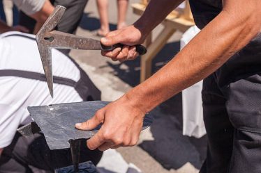 Faire appel à un couvreur ardoisier pour une rénovation totale nécessite un budget précis. Ensuite. Ce professionnel maîtrise