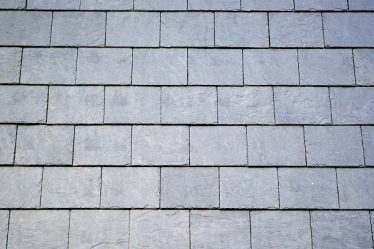 Un couvreur ardoisier recommande d’inspecter la toiture deux fois par an. De plus, cela permet de détecter tôt les désordres.